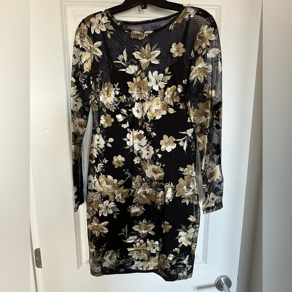 🏯Beautiful S Gold Floral Mesh Dress from le chateau - Picture 1 of 3